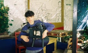 Imagem de Leonor Telles em produção de Três Tristes Tigres
