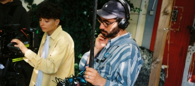 Imagem de Marcelo Tavares em produção de Três Tristes Tigres